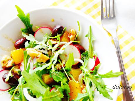 Ensalada de rúcula, rábanos y naranja con vinagreta de canela y azahar