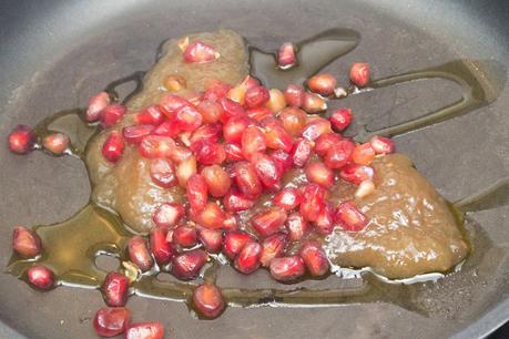 Filetes rusos en salsa de granada con pimientos asados caseros