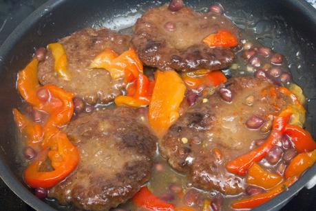 Filetes rusos en salsa de granada con pimientos asados caseros