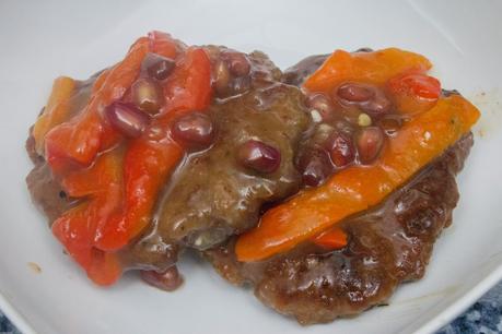 Filetes rusos en salsa de granada con pimientos asados caseros