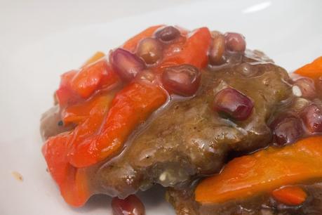 Filetes rusos en salsa de granada con pimientos asados caseros