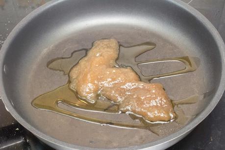 Filetes rusos en salsa de granada con pimientos asados caseros