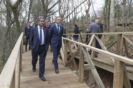 Una pasarela facilita el acceso de las personas con discapacidad al bosque de secuoyas de Cabezón de la Sal