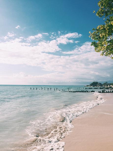 Belmont_Beach-Jamaica-Travels-Collage_On_The_Road-Como_Un_Pez_En_El_Agua-Bikini-Tropical_Print-Summer_Look-Beach-51