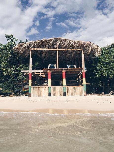 Belmont_Beach-Jamaica-Travels-Collage_On_The_Road-Como_Un_Pez_En_El_Agua-Bikini-Tropical_Print-Summer_Look-Beach-54