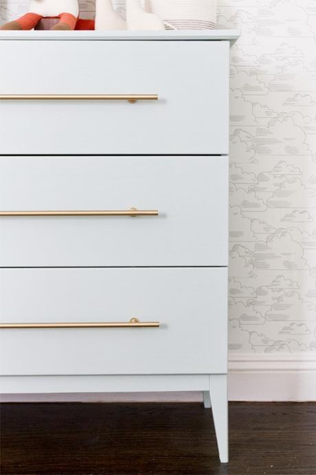 Nueva imagen de una cómoda de Ikea gold hanger