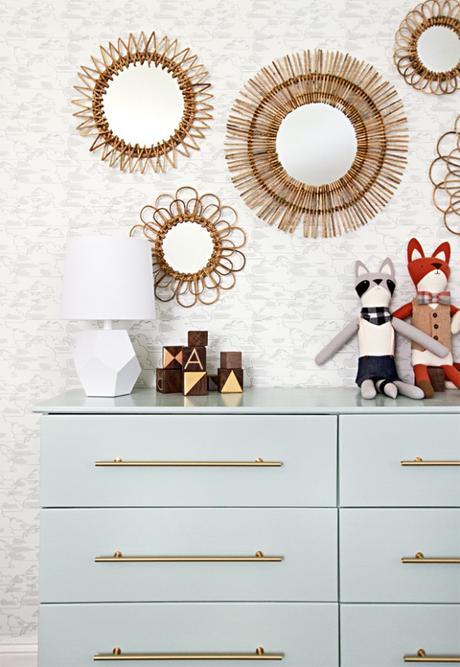 Nueva imagen de una cómoda de Ikea espejo sol madera