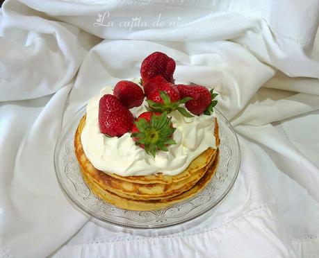 Tarta de tortitas con chocolate, nata y fresas