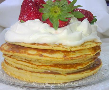 Tarta de tortitas con chocolate, nata y fresas