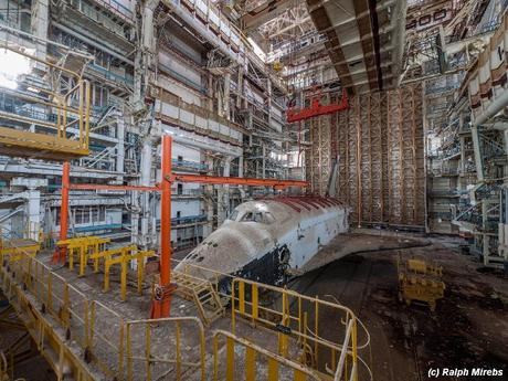 Transbordador espacial ruso abandonado
