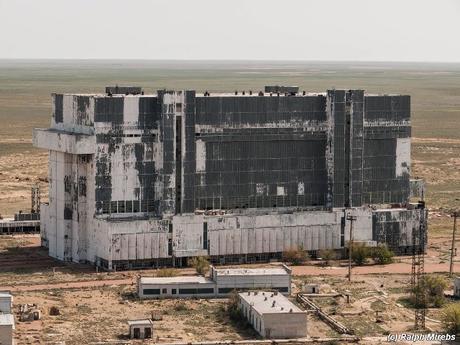 Transbordador espacial ruso abandonado