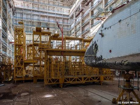 Transbordador espacial ruso abandonado