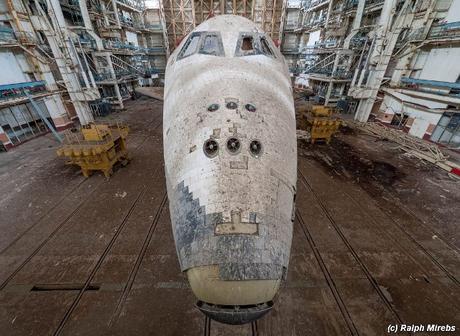 Transbordador espacial ruso abandonado