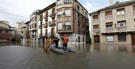 Miembros de Proteccion Civil ayudan a varias personas en el Casco Viejo de Tudela, coincidiendo con la máxima crecida del Rio Ebro, donde se han inundado las calles de la ciudad. EFE/Jesús Diges.
