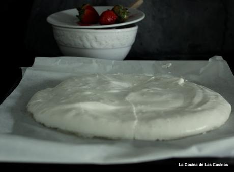 Pavlova con Frambuesa, Fresa y Chocolate Blanco