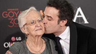 Daniel Guzmán le dedica el Goya a su abuela, nueva actriz de 93 años.