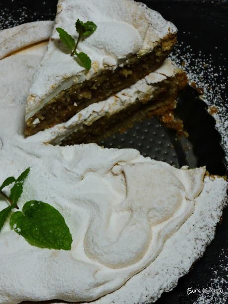Pastel de nueces con relleno de manzana, membrillo y merengue