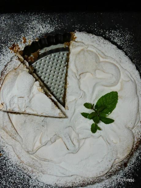 Pastel de nueces con relleno de manzana, membrillo y merengue