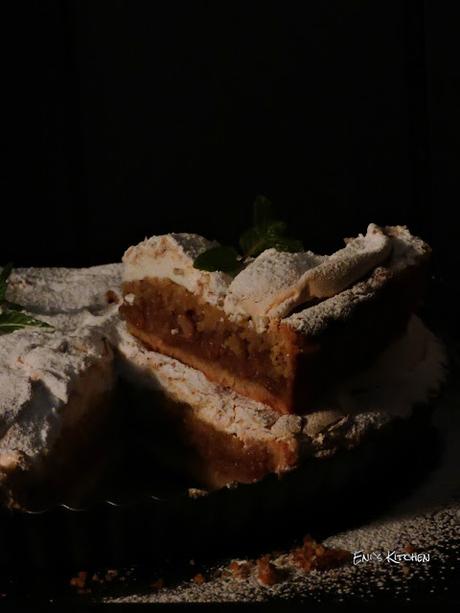 Pastel de nueces con relleno de manzana, membrillo y merengue