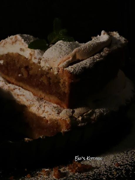 Pastel de nueces con relleno de manzana, membrillo y merengue