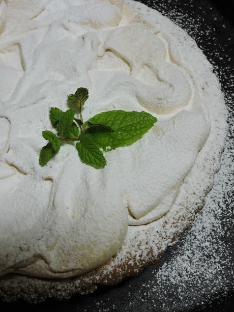 Pastel de nueces con relleno de manzana, membrillo y merengue