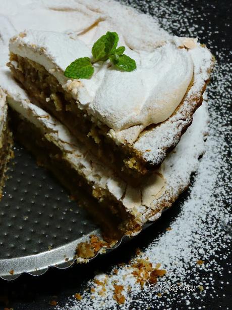 Pastel de nueces con relleno de manzana, membrillo y merengue