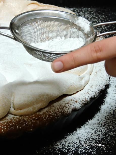 Pastel de nueces con relleno de manzana, membrillo y merengue