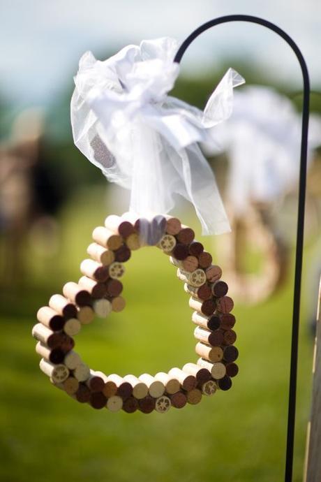 Deja que el vino inspire tu boda: ¡eventos con denominación de origen! Corazón pasillo con corcho