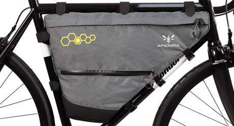 Apidura ofrece una interesante línea de bolsos para el cuadro de la bicicleta para gran capacidad de almacenamiento