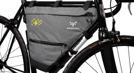 Apidura ofrece una interesante línea de bolsos para el cuadro de la bicicleta para gran capacidad de almacenamiento