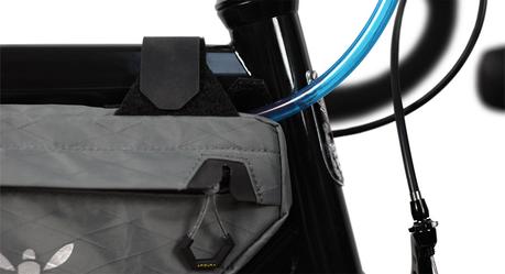 Apidura ofrece una interesante línea de bolsos para el cuadro de la bicicleta para gran capacidad de almacenamiento