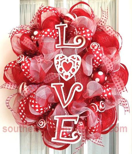 An oval deco mesh wreath for Valentine's Day! This oval wreath was made using a round wreath form.: 