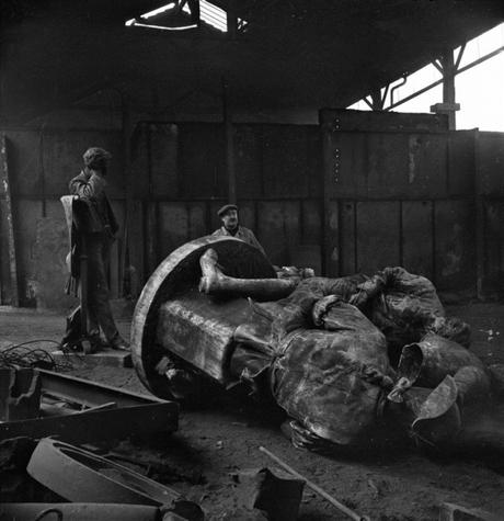 Destrucción por los nazis de las estatuas de París. 