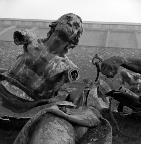 Destrucción por los nazis de las estatuas de París. 