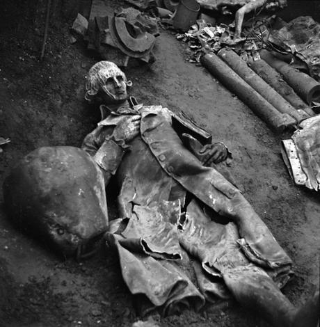 Destrucción por los nazis de las estatuas de París. 