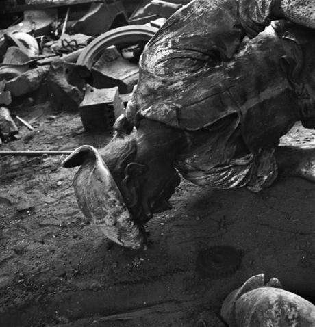 Destrucción por los nazis de las estatuas de París. 