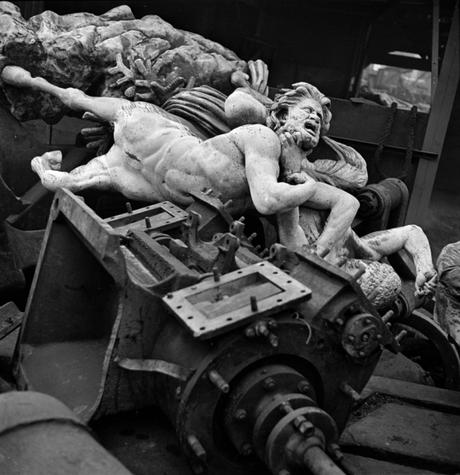 Destrucción por los nazis de las estatuas de París. 