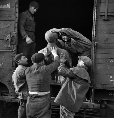 Destrucción por los nazis de las estatuas de París. 