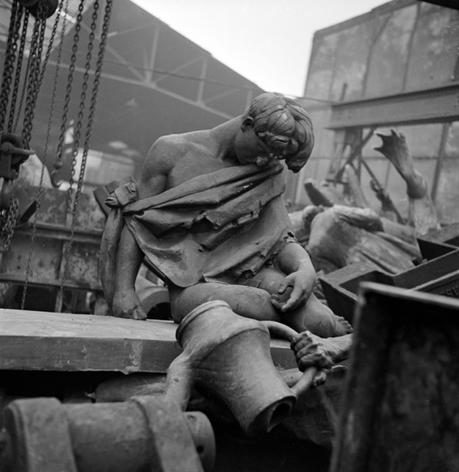 Destrucción por los nazis de las estatuas de París. 