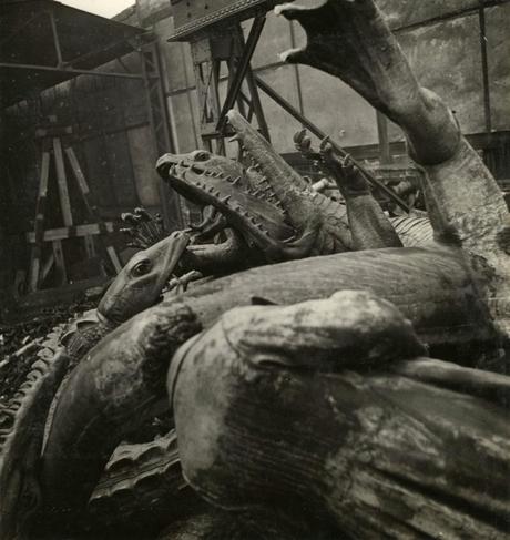 Destrucción por los nazis de las estatuas de París. 