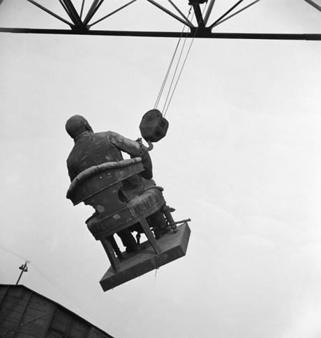 Destrucción por los nazis de las estatuas de París. 