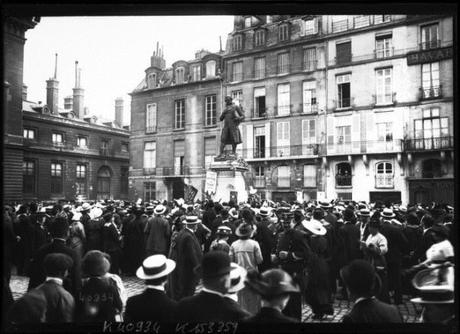 Destrucción por los nazis de las estatuas de París. 