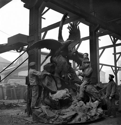 Destrucción por los nazis de las estatuas de París. 