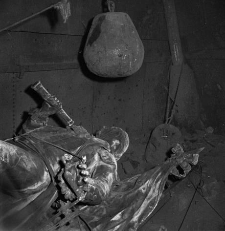 Destrucción por los nazis de las estatuas de París. 