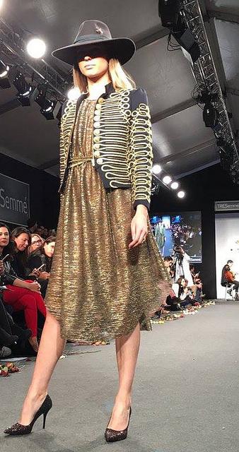 La Condesa vestido dorado y chaqueta alucinante