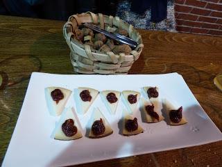 queso, membrillo y nueces
