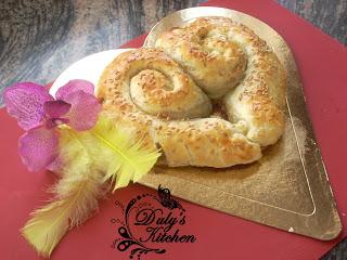 Hojaldre con queso, membrillo y cebolla caramelizada