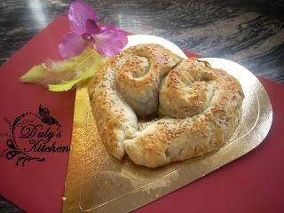 Hojaldre con queso, membrillo y cebolla caramelizada