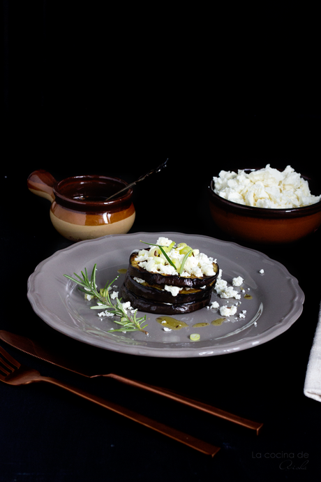 Berenjena a la parrilla con queso feta y vinagreta de cominos