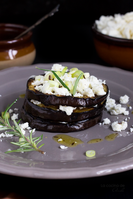 Berenjena a la parrilla con queso feta y vinagreta de cominos